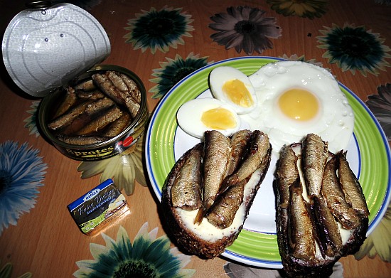 Sardines, Eggs, Butter, Bread... the meal is ready!
